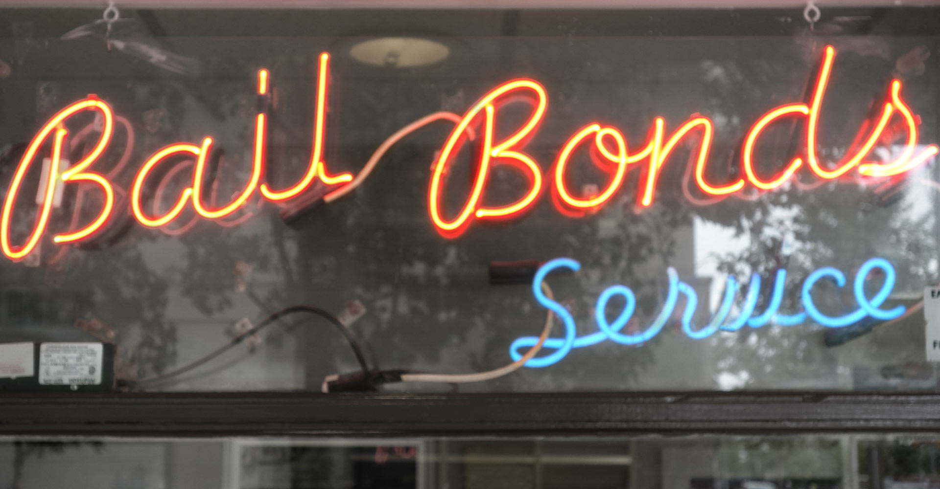 a neon bail bond sign